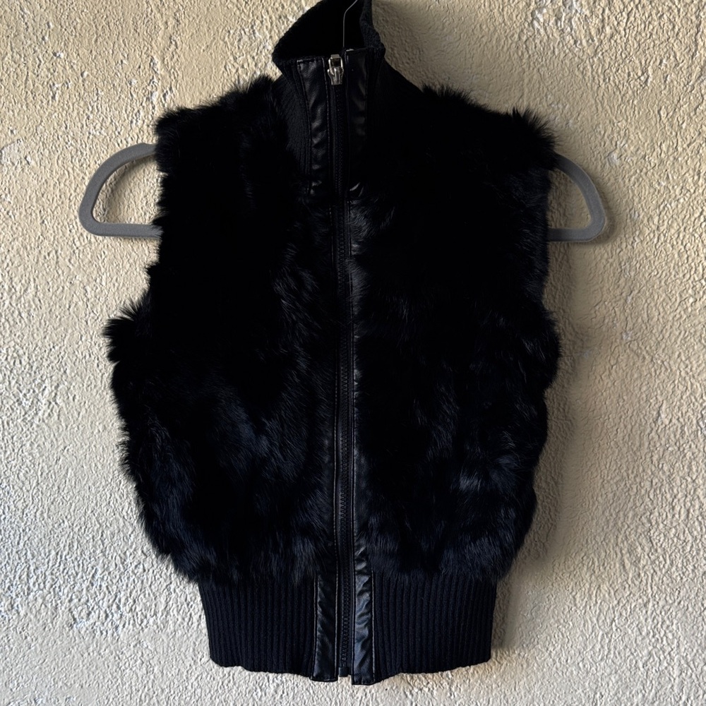 Stylish Black Faux Fur Vest with Zipper
